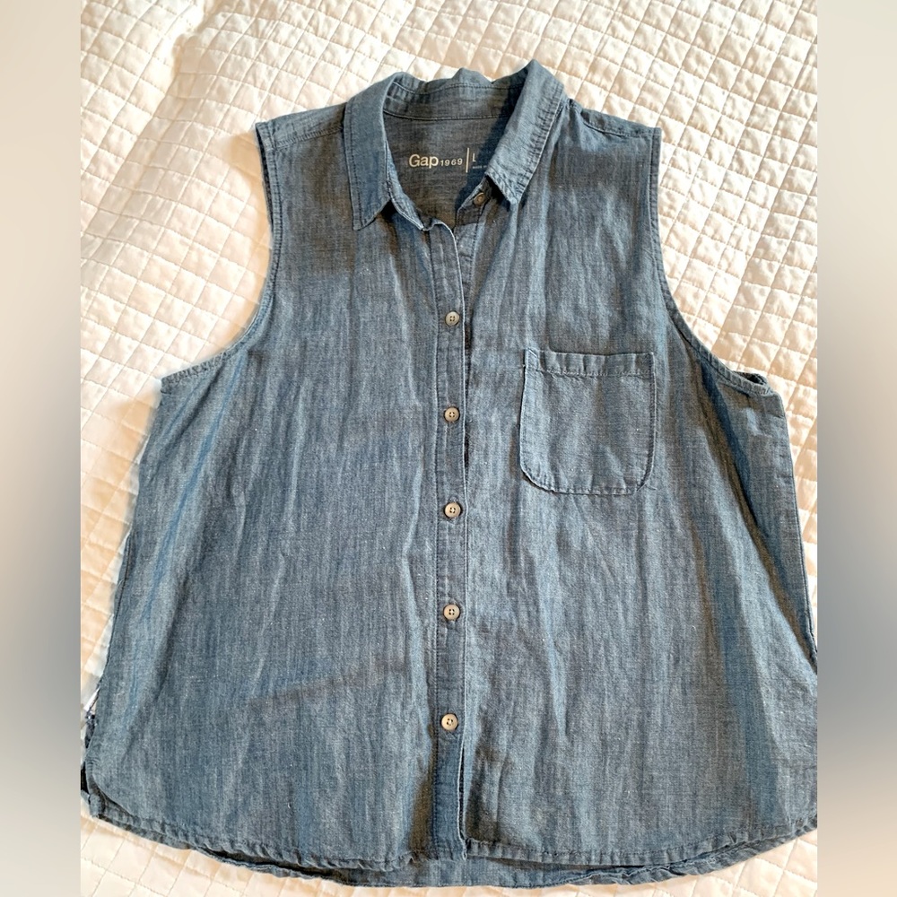Gap Sleeveless Button Down Top
